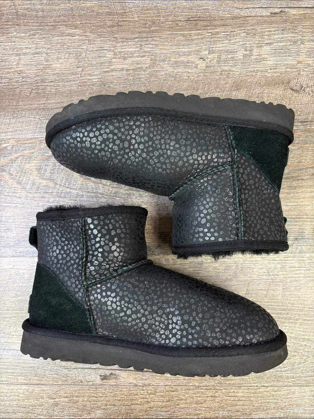 UGG Classic Mini II Black Metallic Pebble Sheepskin Boots Women’s Size 7